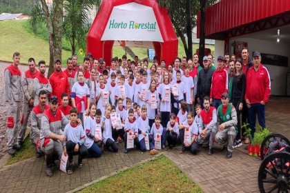 Creluz celebra o Dia Internacional do Cooperativismo com plantio de pinheiros no Horto Florestal