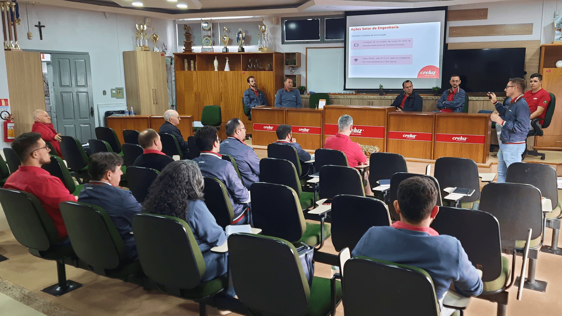 Creluz define estratégias para excelência no fornecimento de energia
