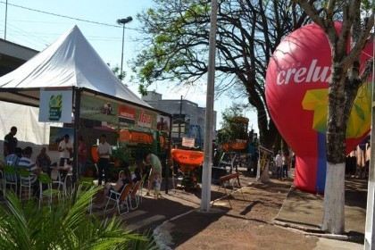 Creluz distribui lâmpadas e firma convênio com a Apae