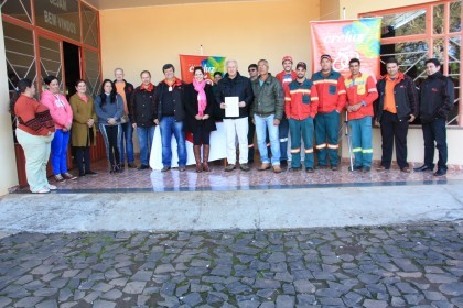 Creluz entrega geladeiras para famílias carentes