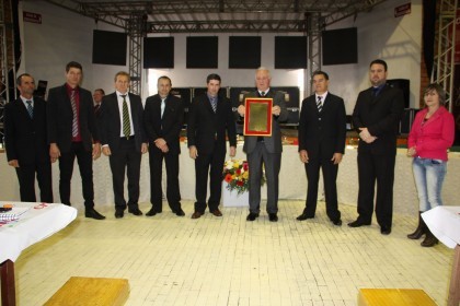 Creluz recebe homenagem em Pinhal