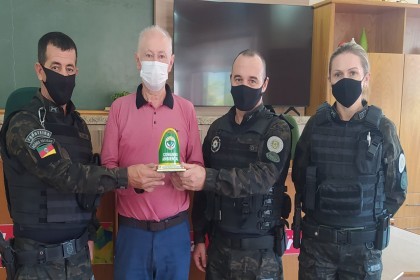 Policiais Militares do 3° Batalhão Ambiental da Brigada Militar prestam homenagem ao presidente Elemar e a Creluz